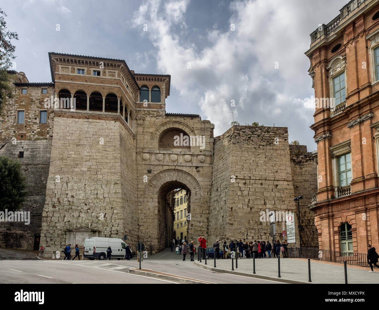 Arco Etrusco, Porta Augusta, Perugia, Umbria, Italia Foto stock - Alamy