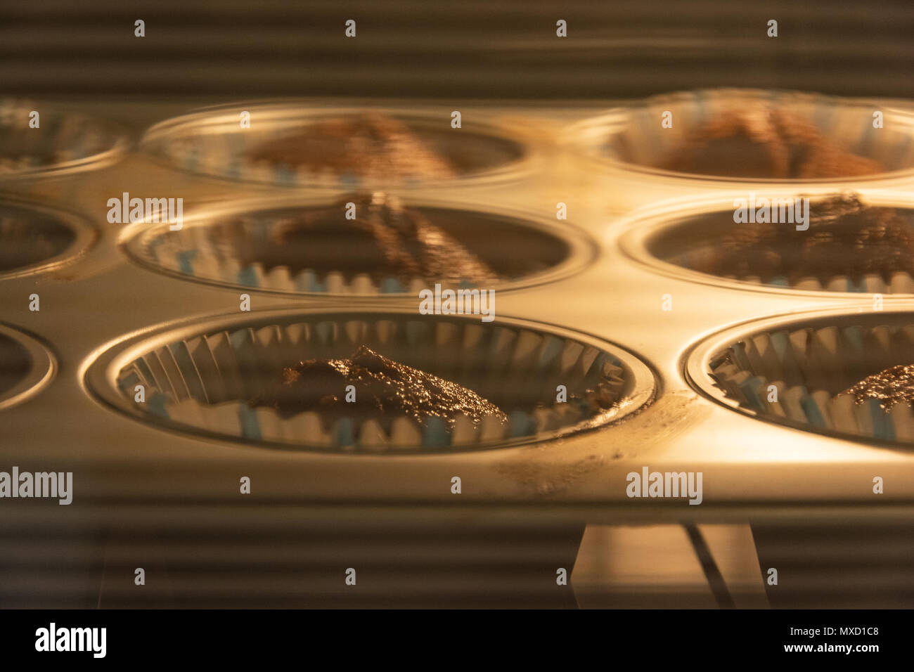 Home muffin fatti con il cioccolato. Muffin beaing cotti in forno elettrico Foto Stock