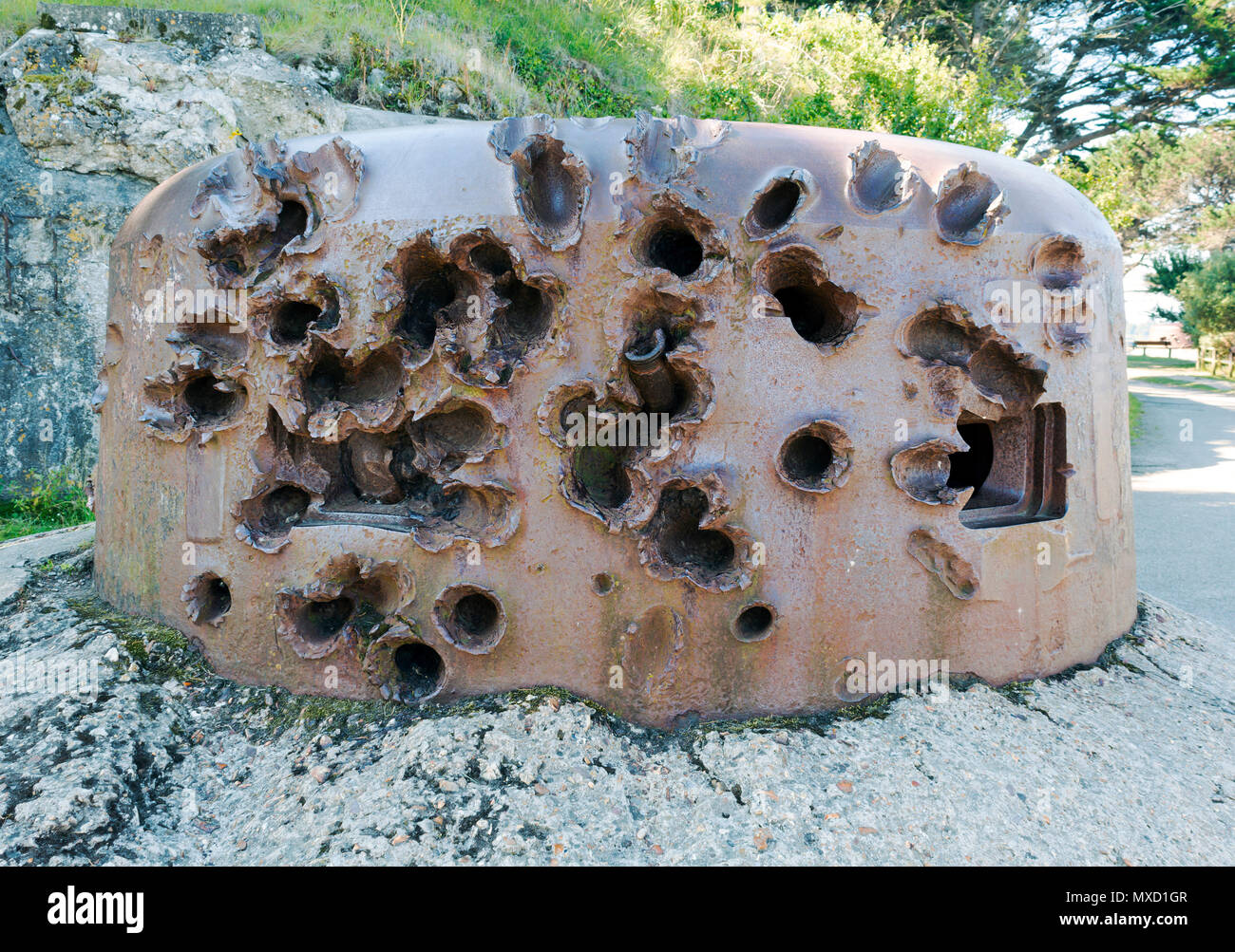 Guerra mondiale due bunker militare in Port des sablons Saint Malo con pesanti danni da attacchi e shell rimanenti presentata in luogo Foto Stock
