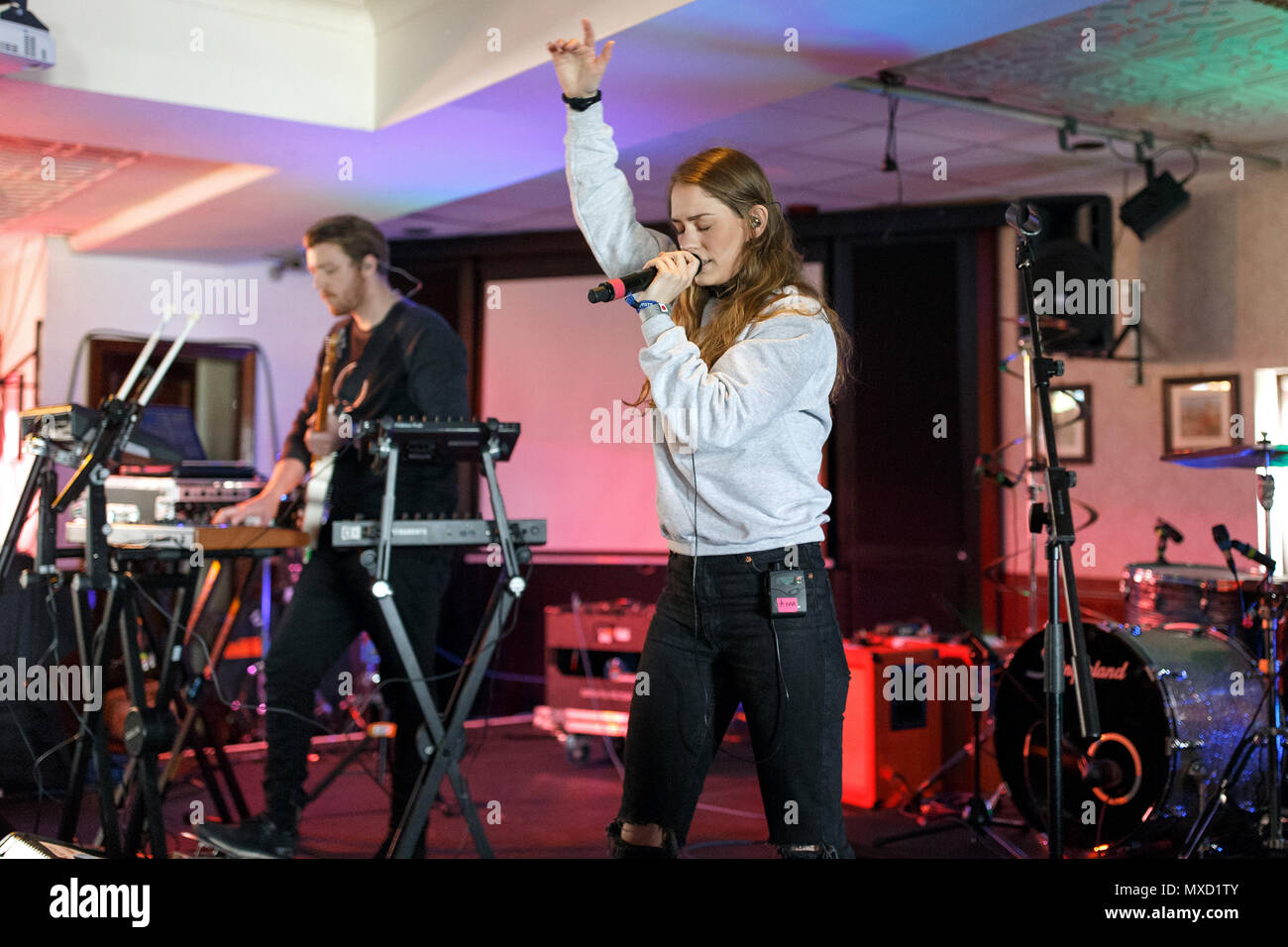 Anna del Nord performing live sul palco. Anna Lotterud (a destra), cantante e Brady Daniell-Smith (sinistra), produttore e DJ, sono state eseguendo la Grande fuga 2016 in Brighton, Regno Unito. Anna del Nord cantante, Anna del Nord live, Anna Lotterud sul palco. Foto Stock