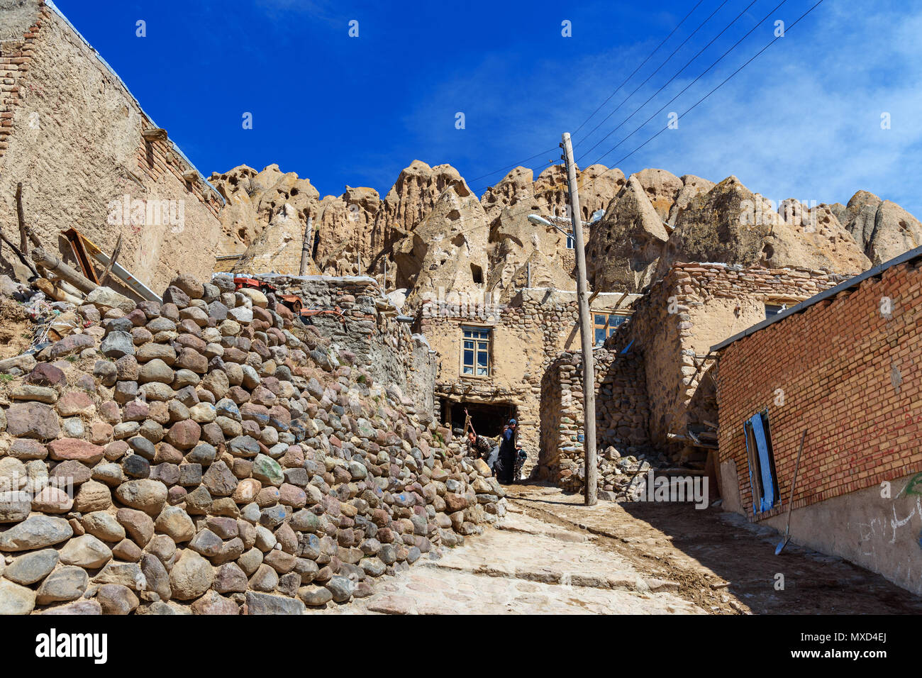 Kandovan, Est Azerbaigian provincia, Iran - Marzo 16, 2018: Street nel villaggio rupestre Kandovan. Le case troglodite, scavato all'interno di rocce vulcaniche e Foto Stock