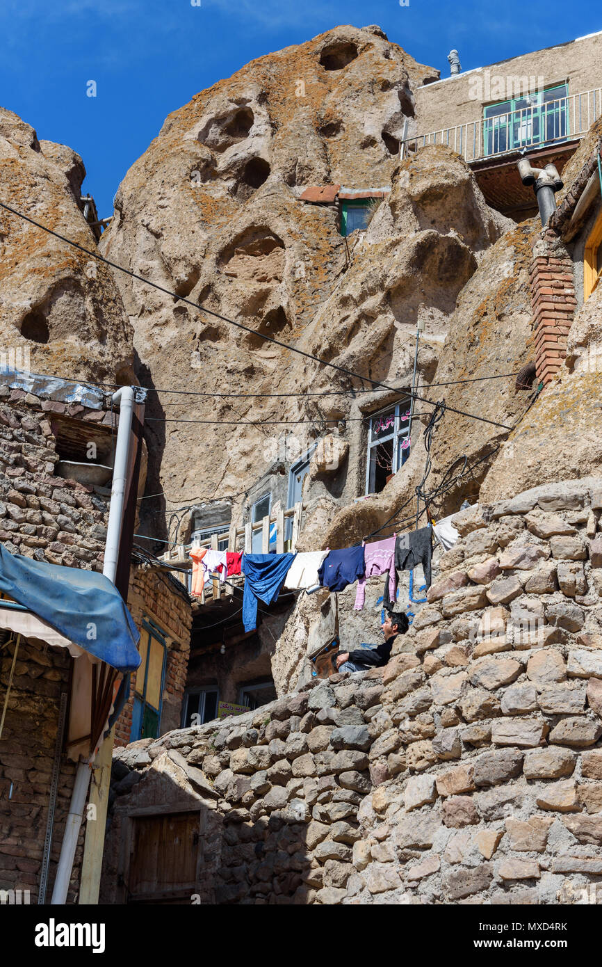 Kandovan, Est Azerbaigian provincia, Iran - Marzo 16, 2018: vestiti appesi vicino casa nel villaggio rupestre Kandovan Foto Stock