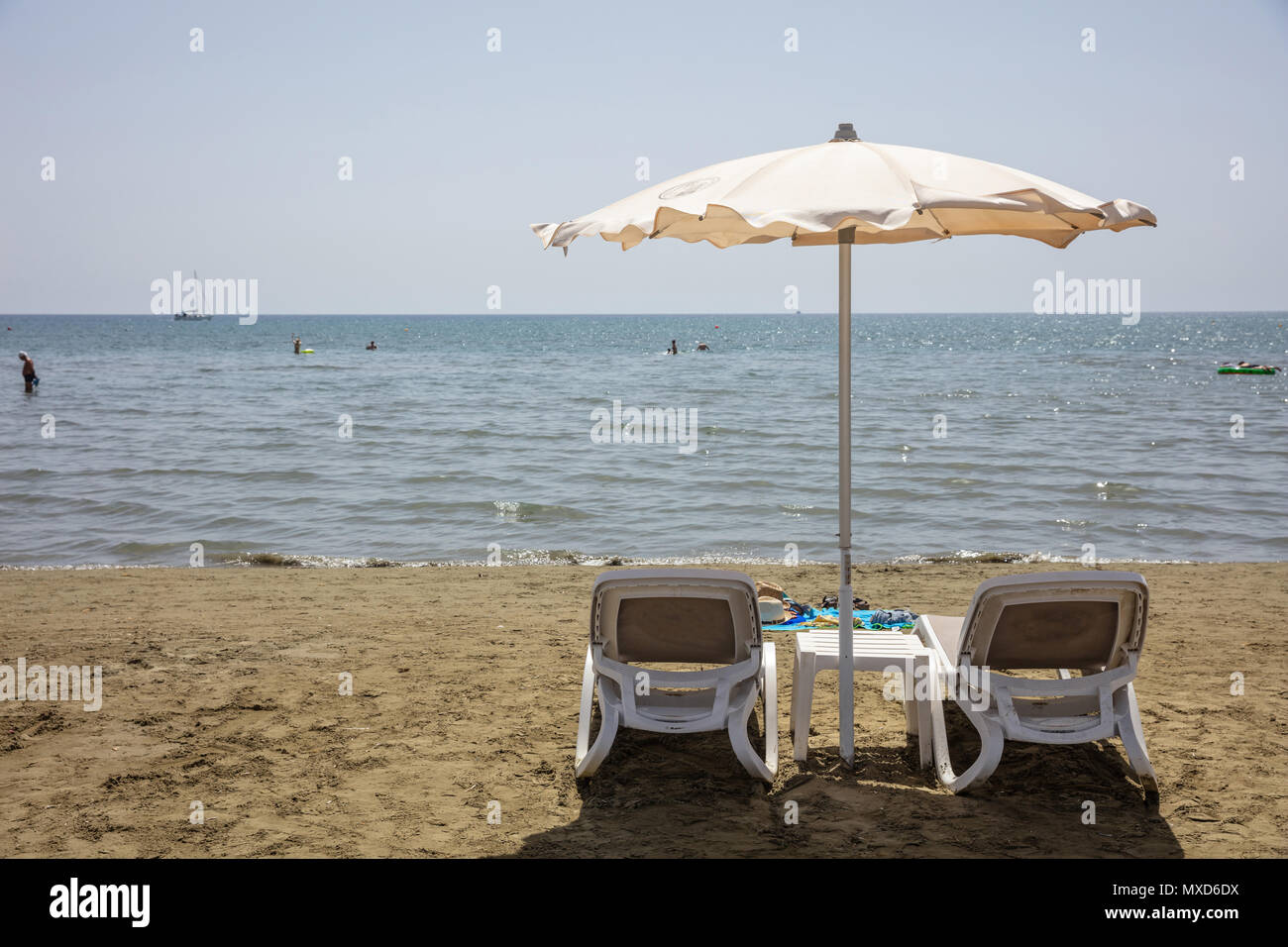 Sedie A Sdraio E Ombrellone Sulla Spiaggia Immagini E Fotografie Stock sedie-a-sdraio-e-ombrellone-sulla-spiaggia-immagini-e-fotografie-stock