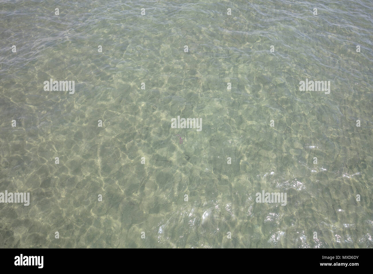 Trasparente blu del mare sullo sfondo di superficie, vista dall'alto Foto Stock