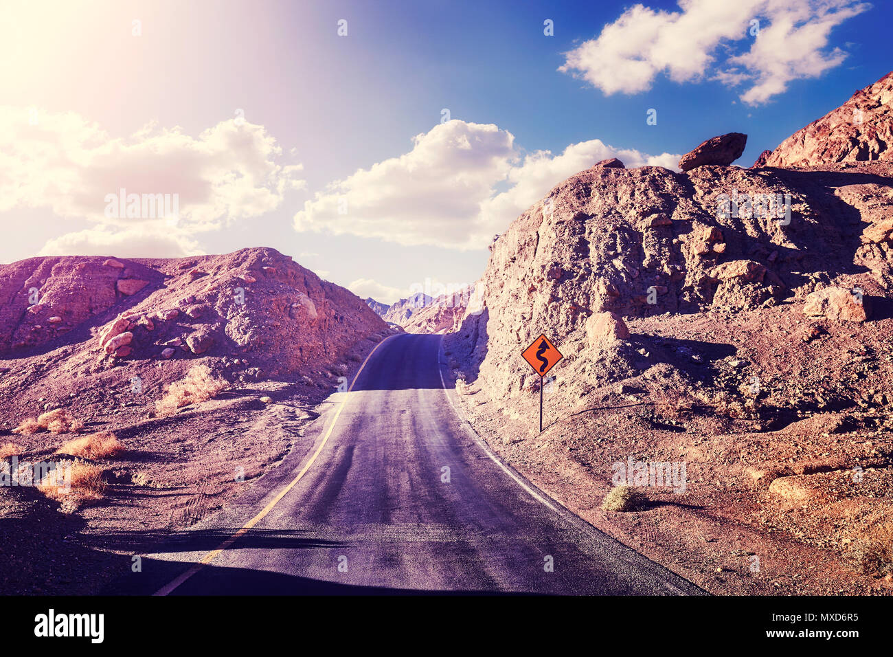 Strada panoramica al tramonto, dai toni di colore immagine, Death Valley, Stati Uniti d'America. Foto Stock