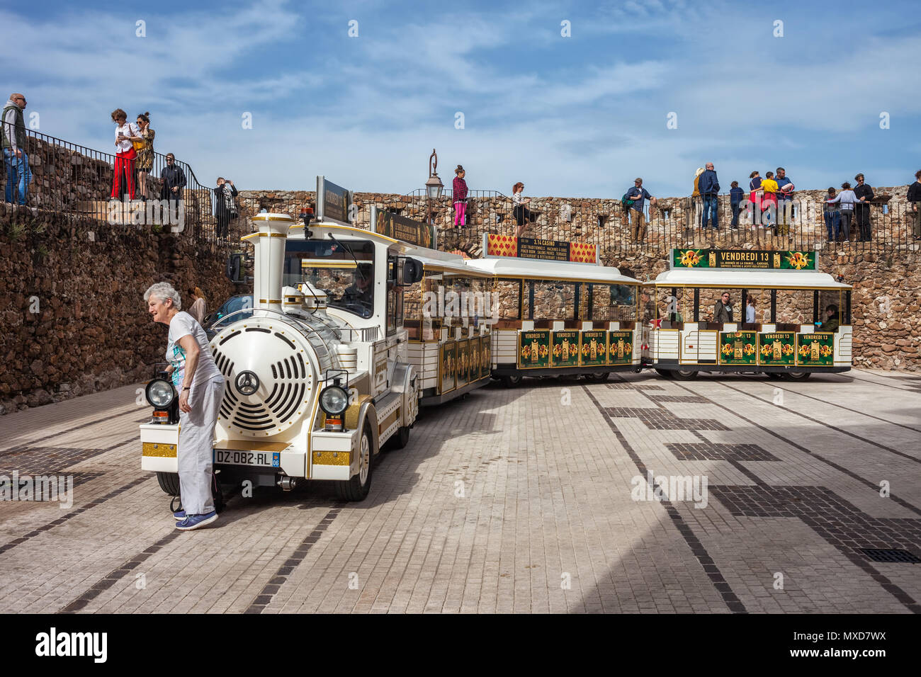 Francia, città di Cannes, turisti sul muro di castello nella città vecchia, Petit Train de Cannes, vintage carrozza del treno per visite guidate della città Foto Stock