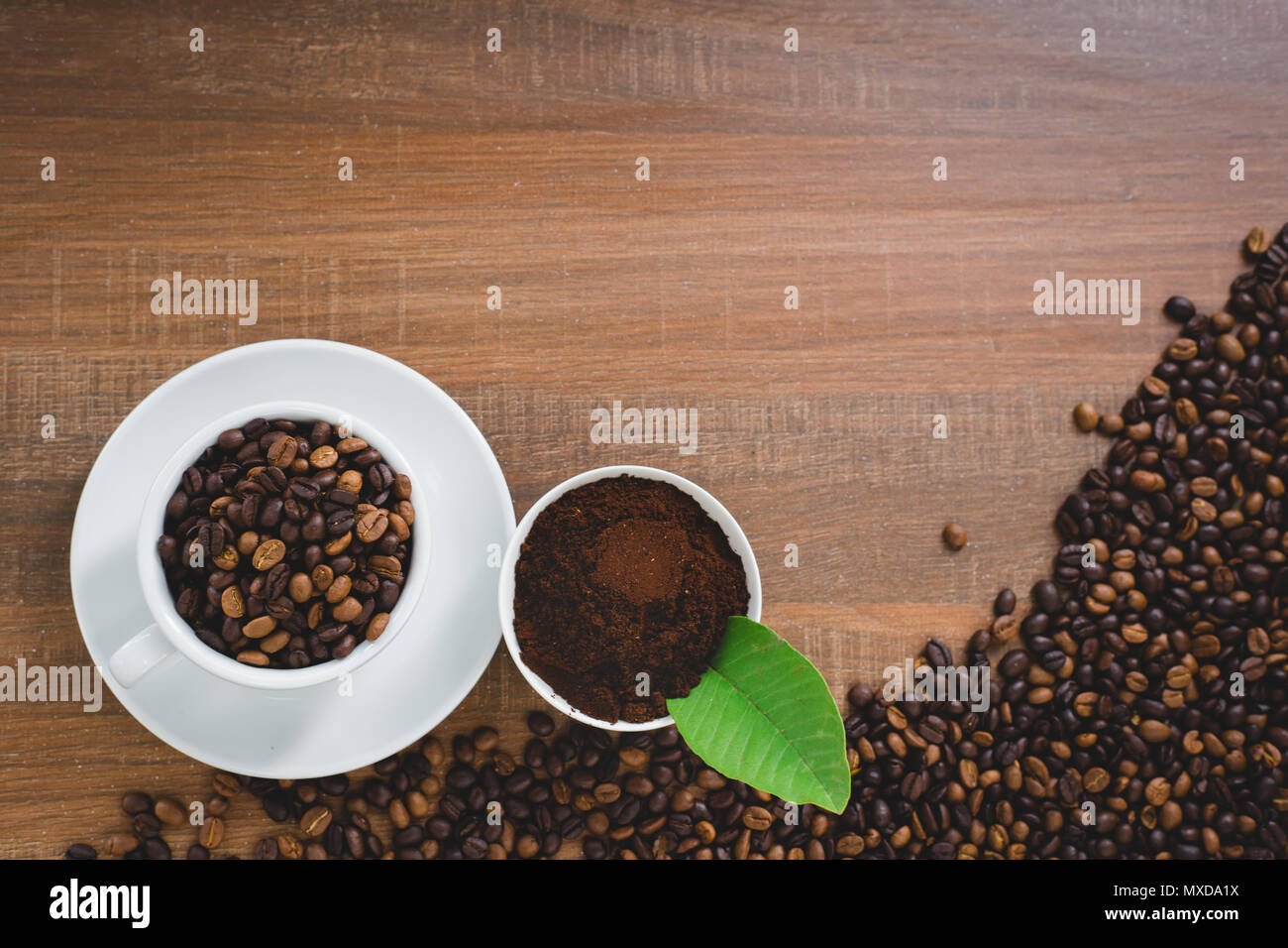 Tazza di caffè e caffè in grani , piatto immagine laici con copia spazio per il testo Foto Stock