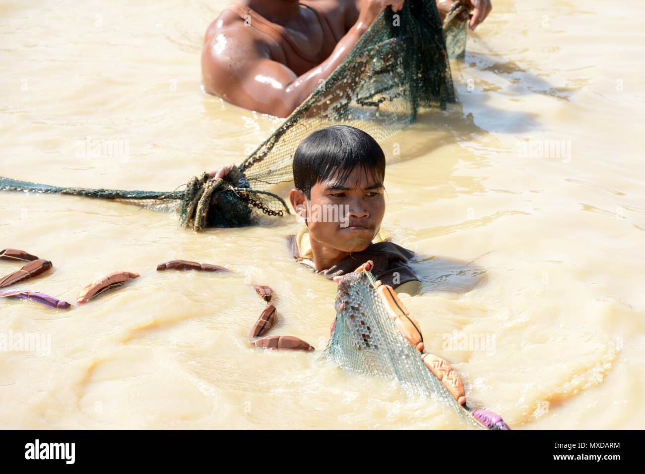 I bambini sono la pesca al Lago Borgo Kompong Pluk presso il lago Tonle Sap nei pressi della città di Siem Riep nell ovest della Cambogia. Cambogia Siem Reap, Foto Stock