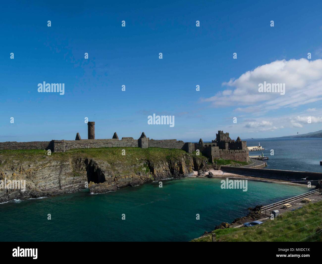 Imponente castello di pelatura su San Patrizio isola unita alla città da causeway round tower precedentemente parte del monastero celtico Peel Isola di Man Foto Stock