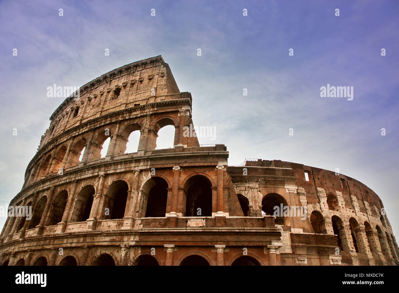 Famoso Colosseo Romano contro un precoce blu cielo mattutino Foto Stock