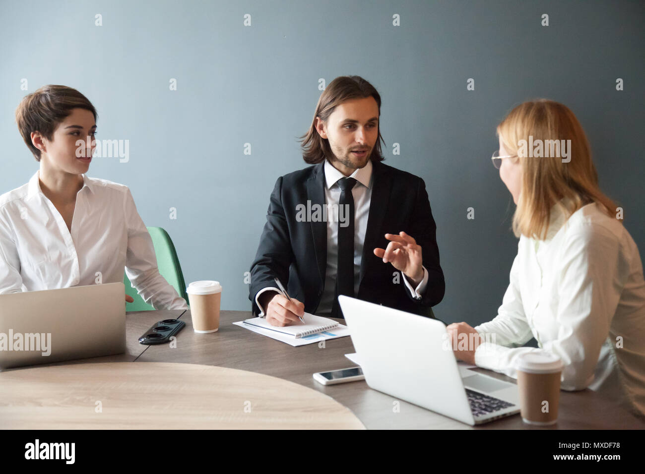 Fiducioso imprenditore millenario per condividere pensieri con femmina bu Foto Stock
