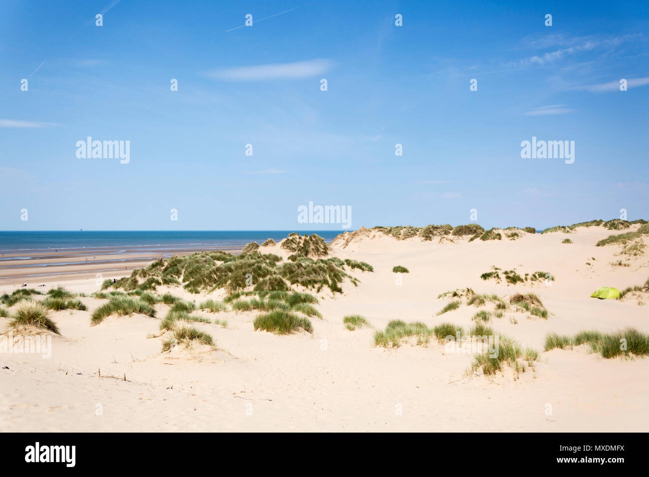 Le dune di sabbia, mare e cielo blu, Formby punto, Formby, Merseyside England, Regno Unito Foto Stock