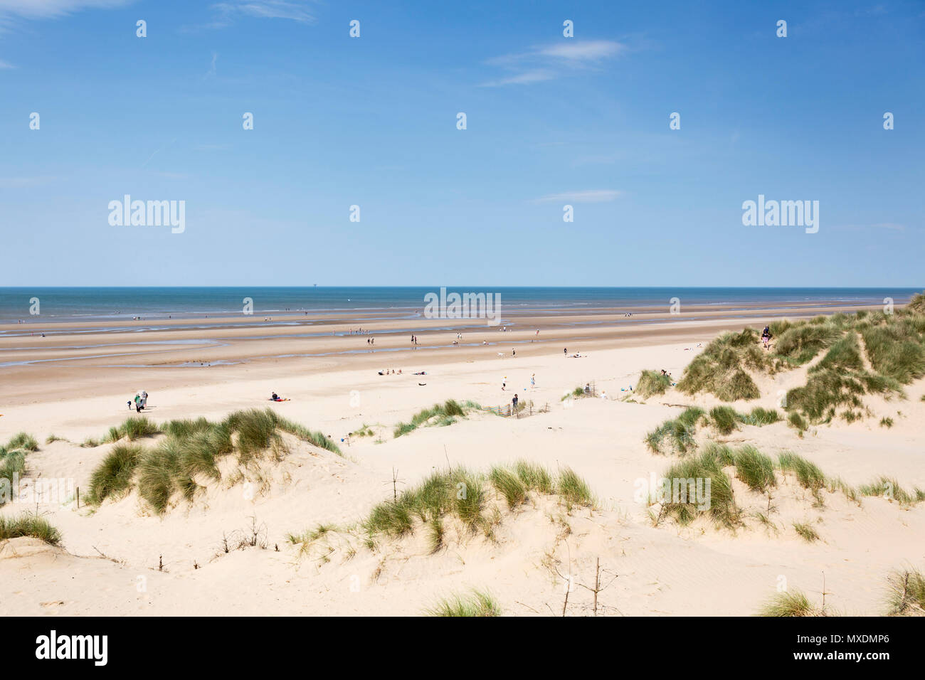Le dune di sabbia, spiaggia, mare e cielo blu in estate, Formby punto, Formby, Merseyside England, Regno Unito Foto Stock