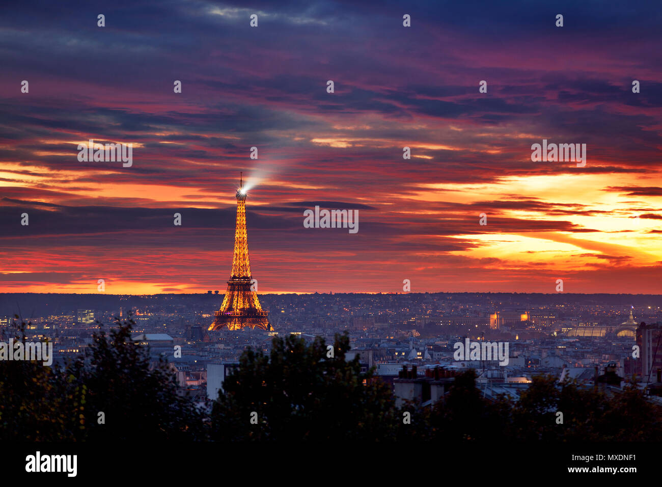 Paris skyline al tramonto da Parc de Belleville Foto Stock