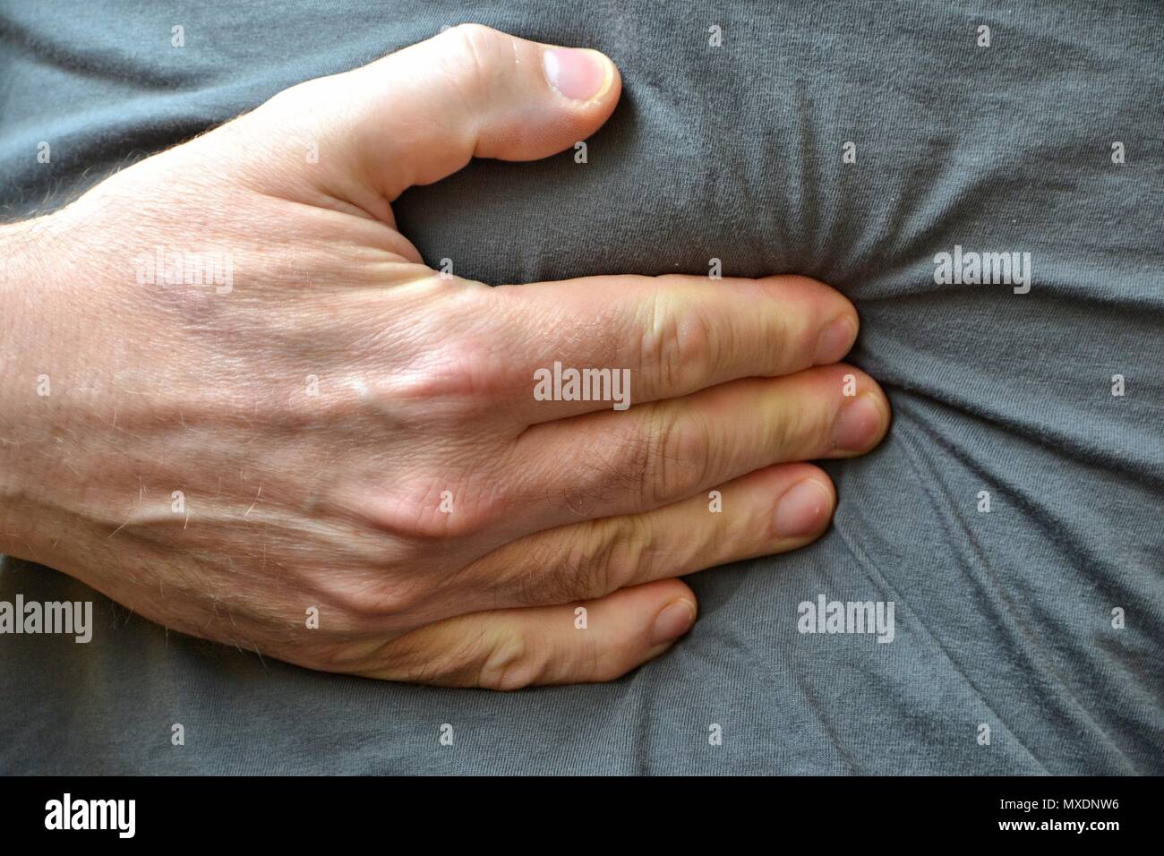 Uomo con grave dolore addominale Foto Stock