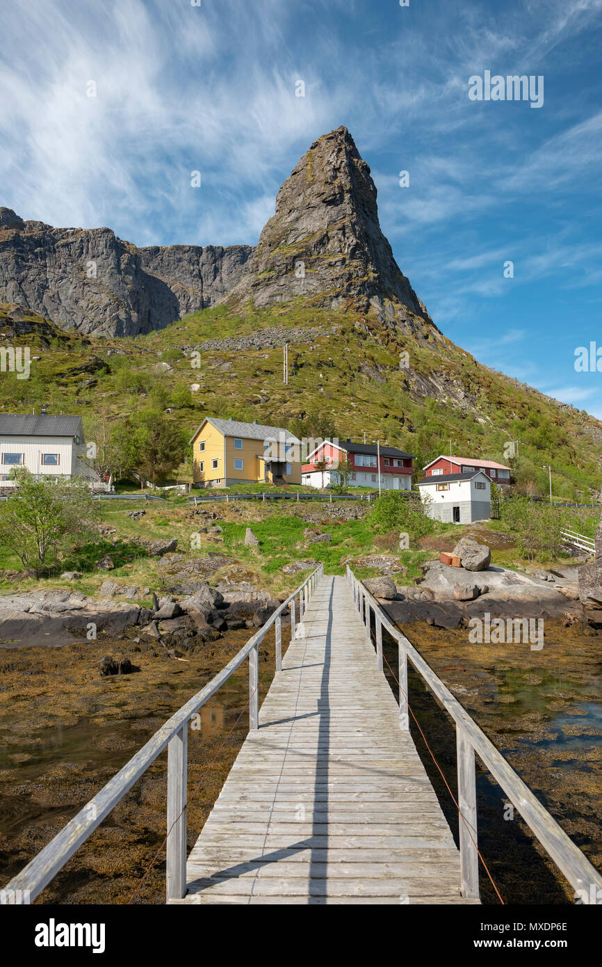 Isola pedonale, Reine, Isole Lofoten in Norvegia. Foto Stock