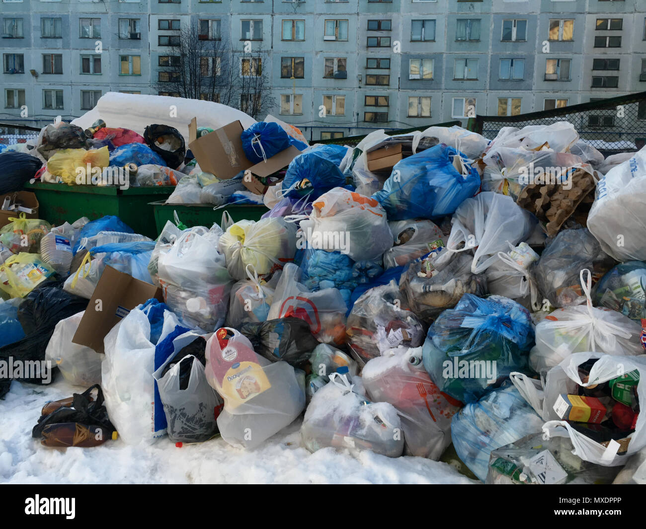 Gadjievo, Russia - Aprile 8, 2018: straripamenti di contenitori per rifiuti in un cantiere di un apartment house Foto Stock