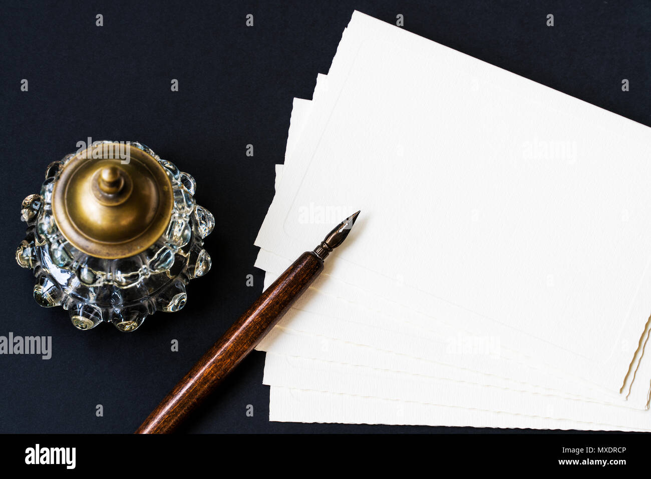 Sfondo con penna stilografica, inkwell, carte Foto Stock