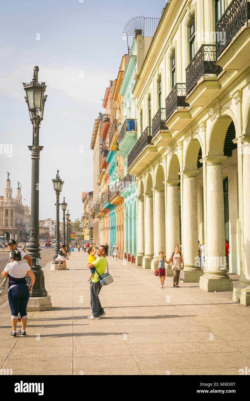 Passeggiando tra le strade di La Habana, Cuba Foto Stock