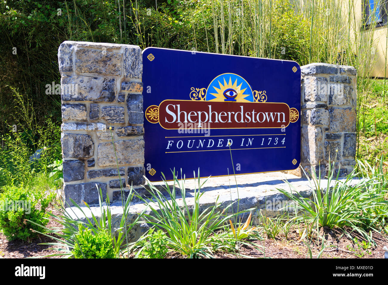 Shepherdstown, WV, Stati Uniti d'America - 24 Maggio 2018: Il segno di Shepherdstown alla frontiera del West Virginia segno e Maryland. Foto Stock