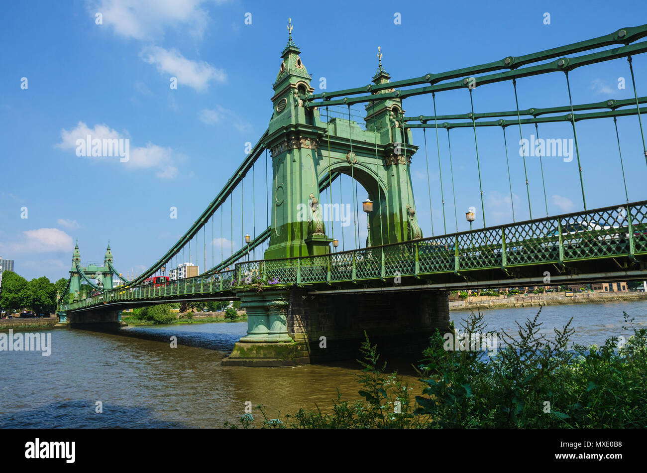 Una vista del Ponte di Hammersmith, una sospensione ponte sul Fiume Tamigi a Londra. Foto Stock