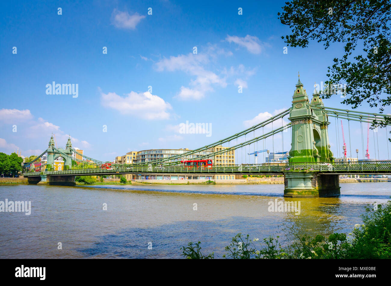 Una vista del Ponte di Hammersmith, una sospensione ponte sul Fiume Tamigi a Londra. Foto Stock