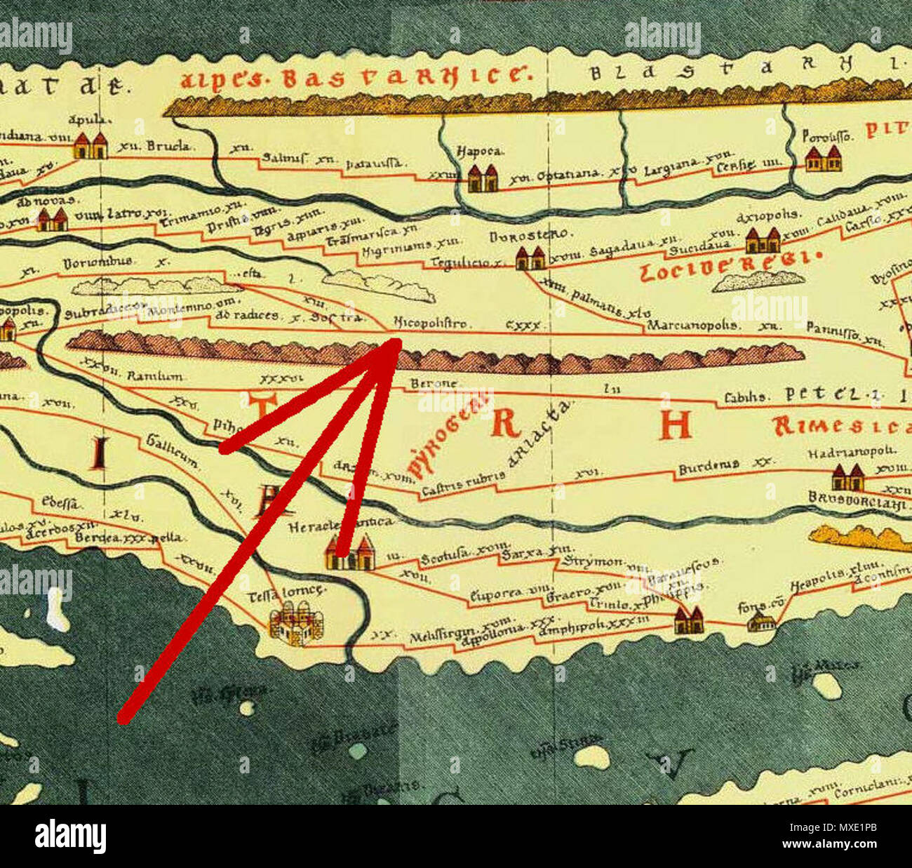 . Inglese: intaglio dalla Tabula Peutingeriana, 1-4secolo CE. Edizione Facsimile da Conradi Millieri, 1887/1888; la freccia rossa mostra Tabula Peutingeriana posti nella moderna Bulgaria; sulla mappa: Nicpolistro o Nicopoli ad Istrum; nella moderna Bulgaria: villaggio Nikyup Deutsch: Ausschnitt aus der Tabula Peutingeriana; Orte und Stationen auf der Tabula Peutingeriana im heutigen Bulgarien; der rote Pfeil auf der Karte zeigt: Nicpolistro ODER Nicopoli ad Istrum; im heutigen Bulgarien: Dorf Nikjup Български: Изрез от Пойтингеровата карта; Места на Пойтингеровата карта намиращи се в днешна България; чер Foto Stock