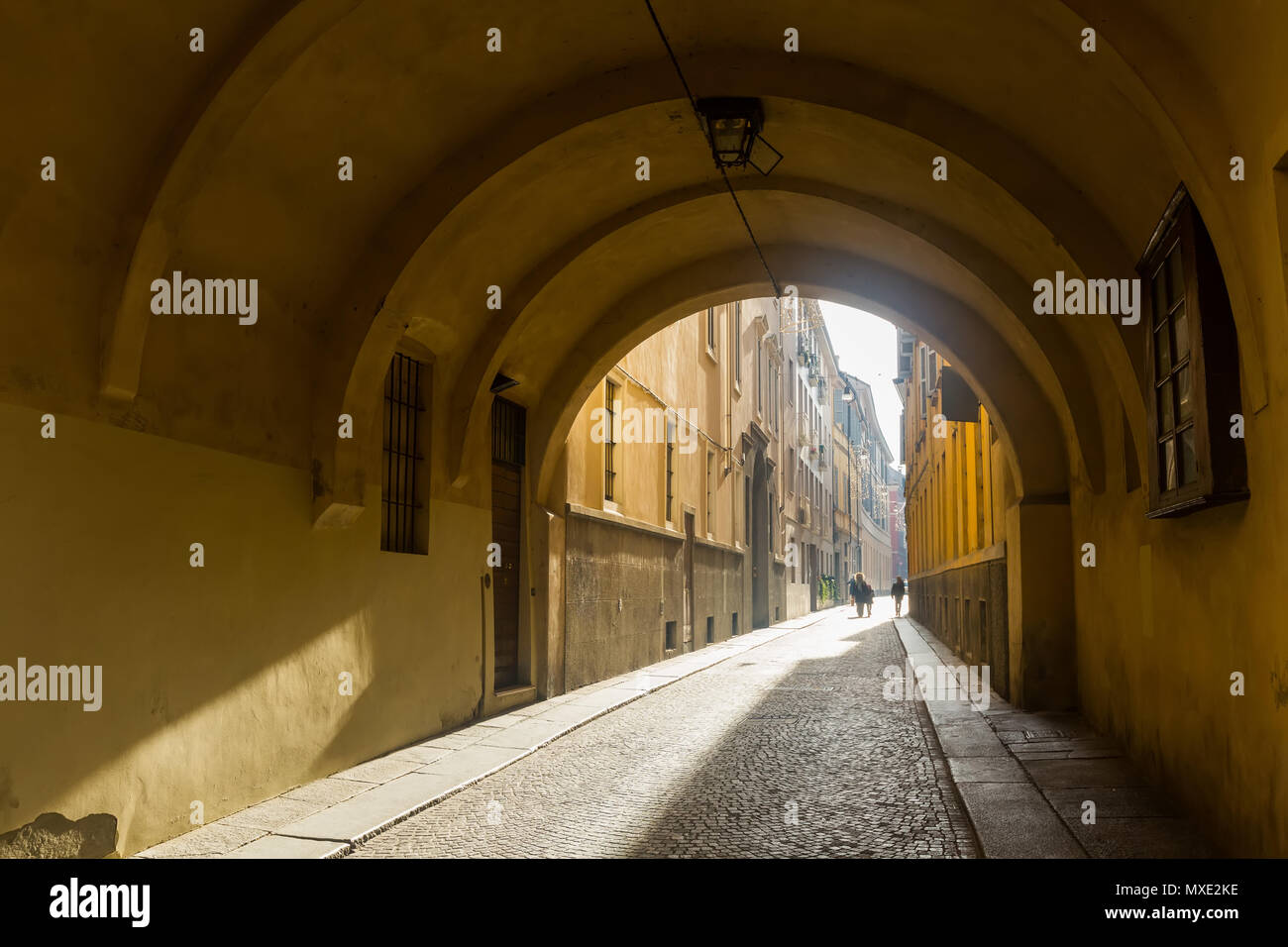 Architettura di strette stradine della città italiana di Parma nella giornata di sole Foto Stock