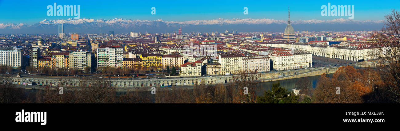 Panorama di Torino contro sfondo delle Alpi innevate in giornata soleggiata, Italia Foto Stock