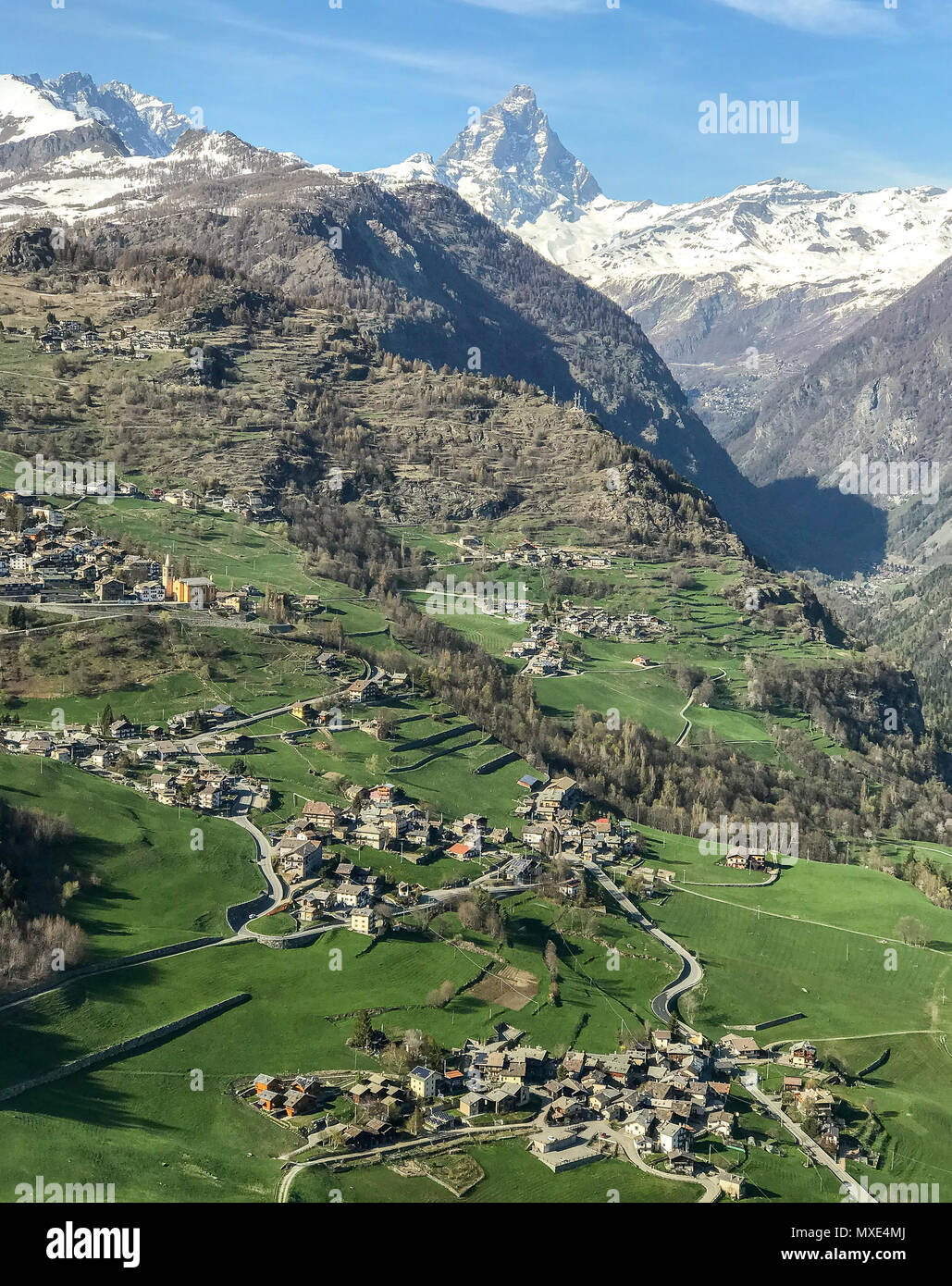 Paesaggio della città di Torgnon in Valle d'Aosta, Italia, con il monte Cervino in background Foto Stock