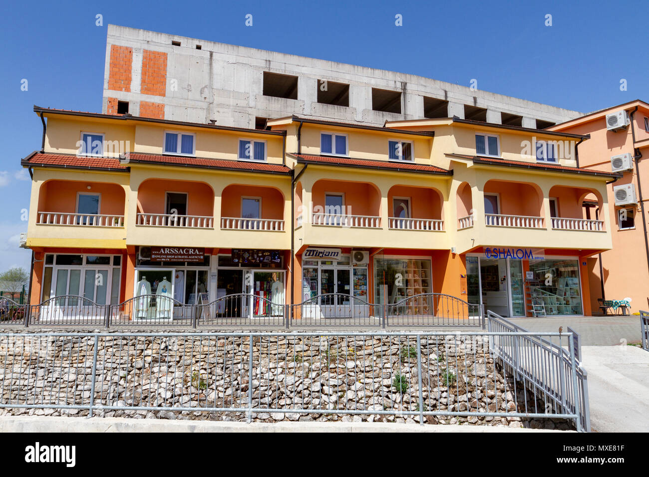 Un negozio visualizzazione dei doni religiosi a Međugorje (o Medjugorje), in Federazione di Bosnia ed Erzegovina. Foto Stock