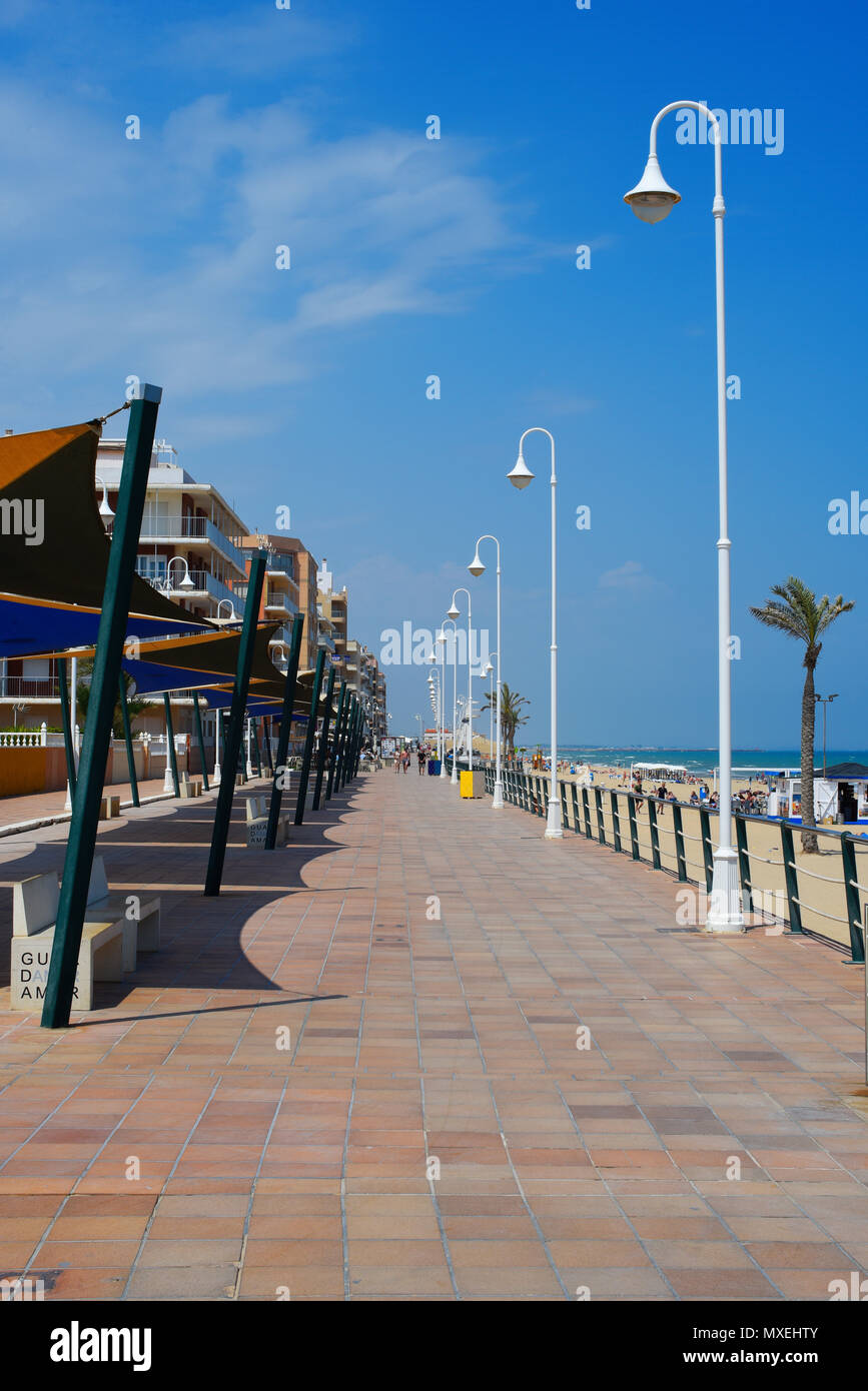 Guardamar Promenade, Guardamar del Segura, Spagna. Mediterranean Beach Front. Alberghi e ristoranti. Turismo area turistica. Cielo blu Foto Stock
