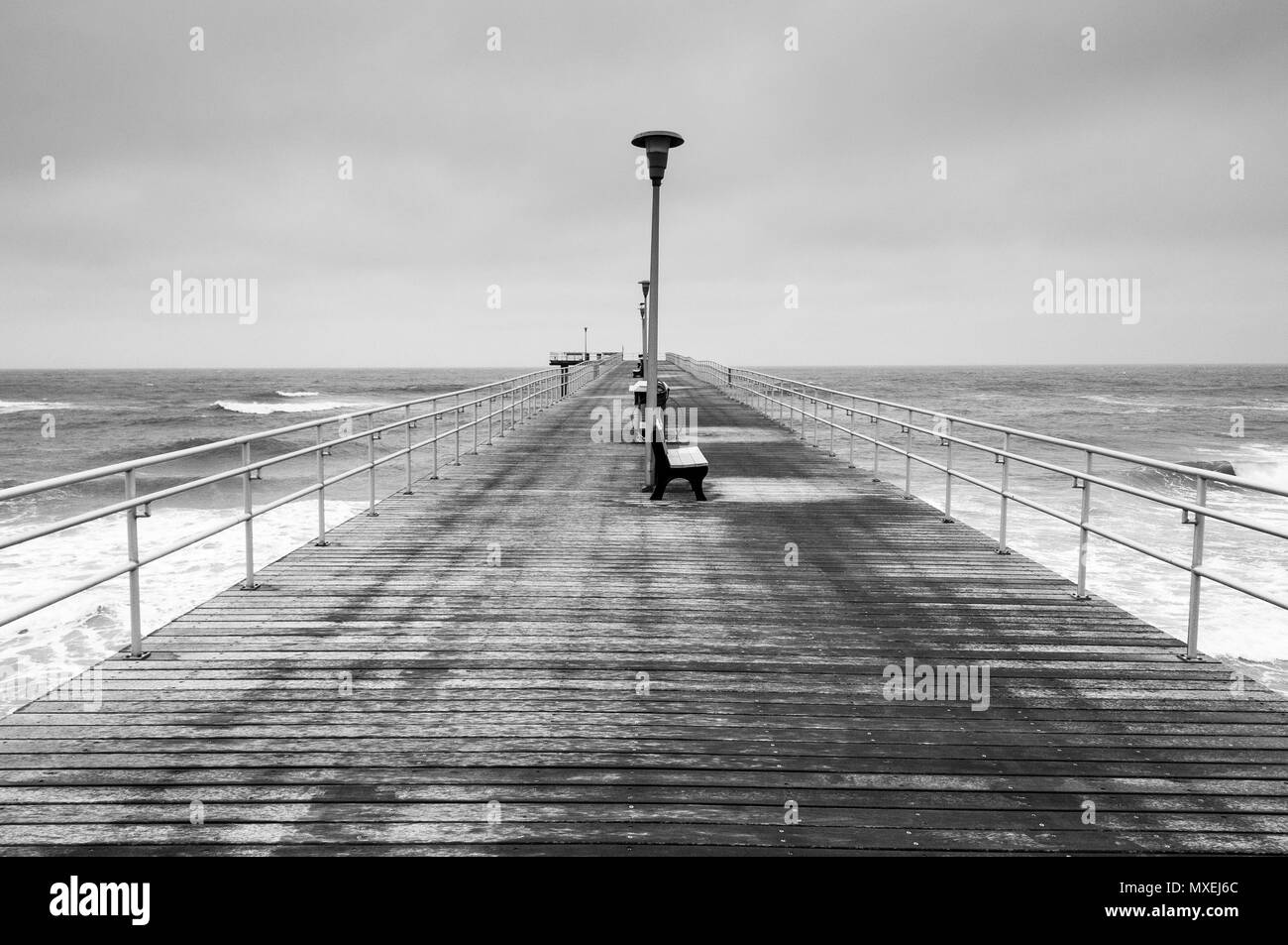 Una foto in bianco e nero di un posto vacante o molo di pesca. Foto Stock