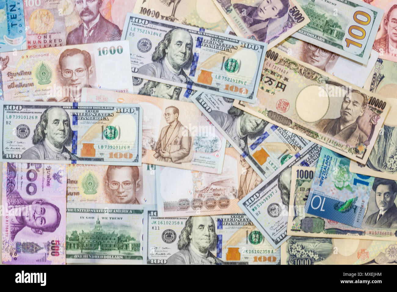 Vario internazionale valuta estera banconote dello sfondo. Commercio internazionale, denaro transfrontalieri di concetto Foto Stock