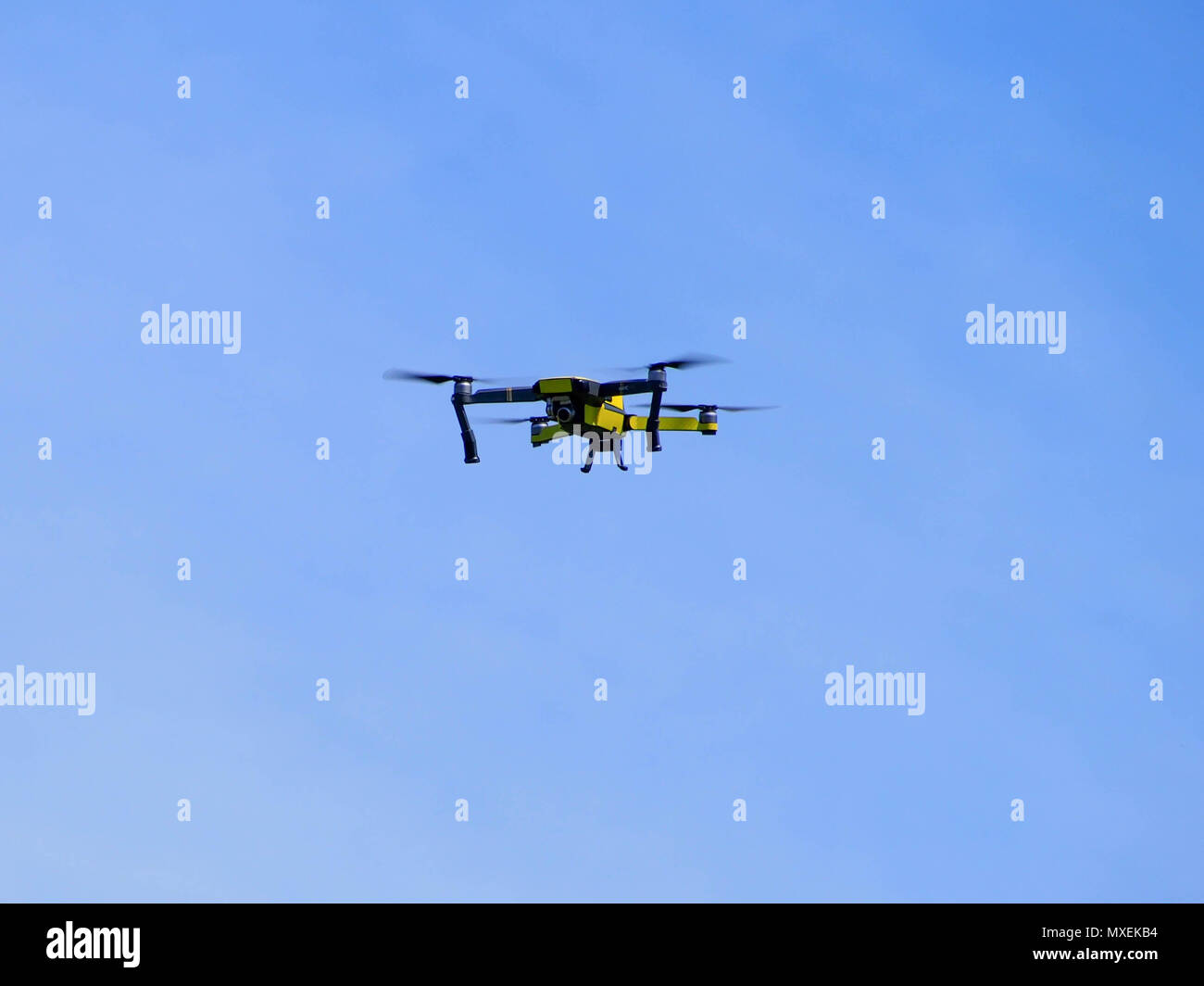A distanza di un drone contro un cielo blu Foto Stock