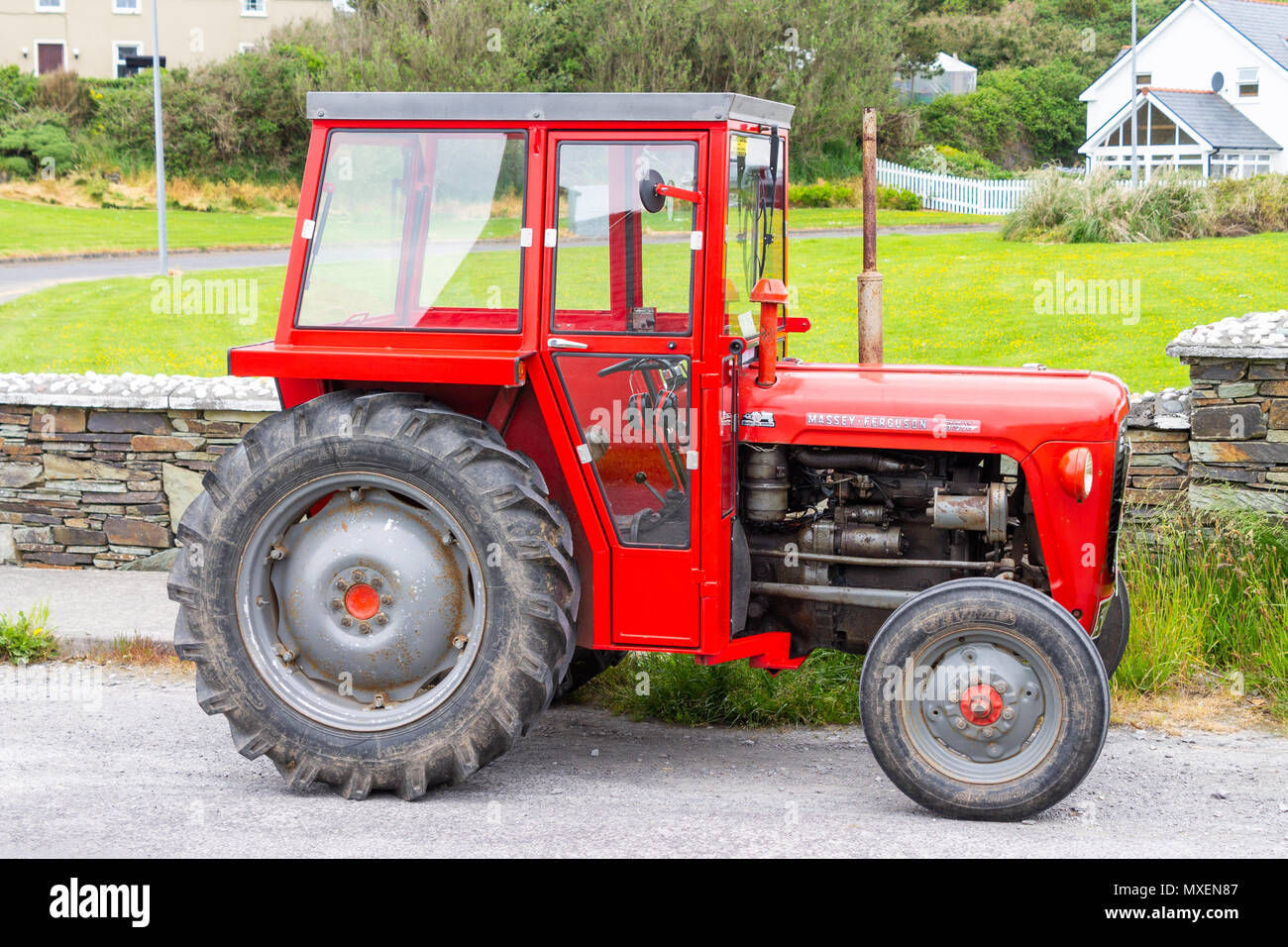 Massey Ferguson 35x trattore in rosso brillante vernice. Foto Stock