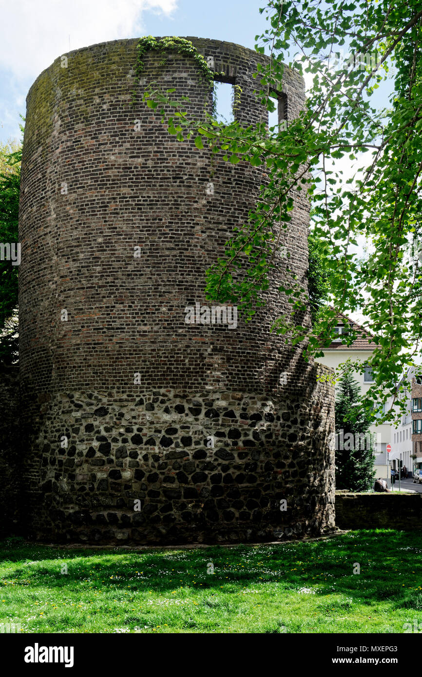 Helenenturm è una torre di avvistamento che fa parte delle antiche mura della citta' romana di Colonia Claudia Ara Agrippinensium (nome latino di Colonia, Germania) Foto Stock