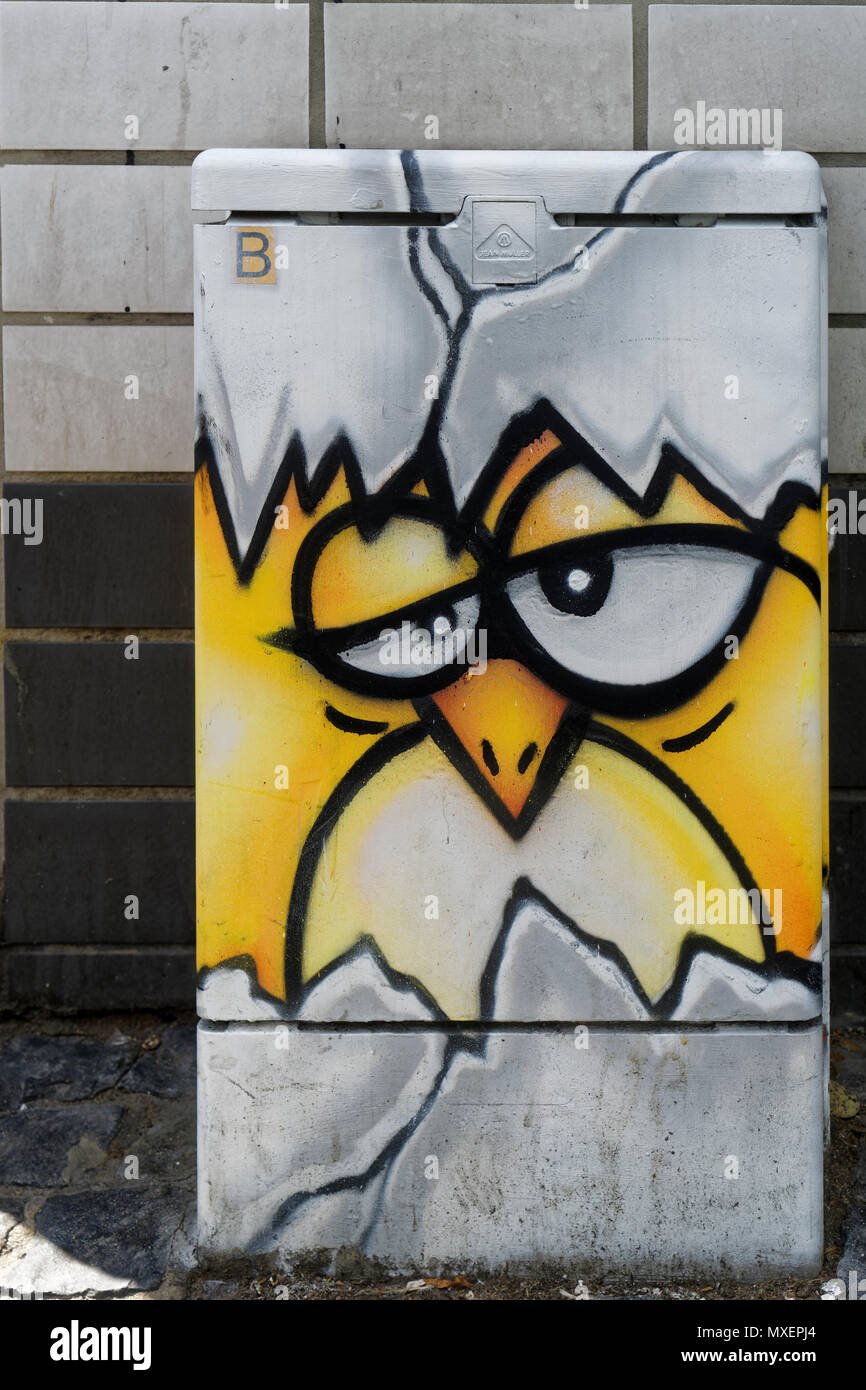 Un artista sconosciuto ha fatto questa bella e divertente graffiti su una scatola di giunzione nella città di Colonia. Essa mostra un pulcino da cova. Foto Stock