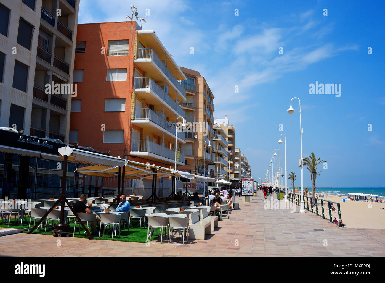 Guardamar Promenade, Guardamar del Segura, Spagna. Mediterranean Beach Front. Alberghi e ristoranti. Turismo area turistica. Cielo blu Foto Stock