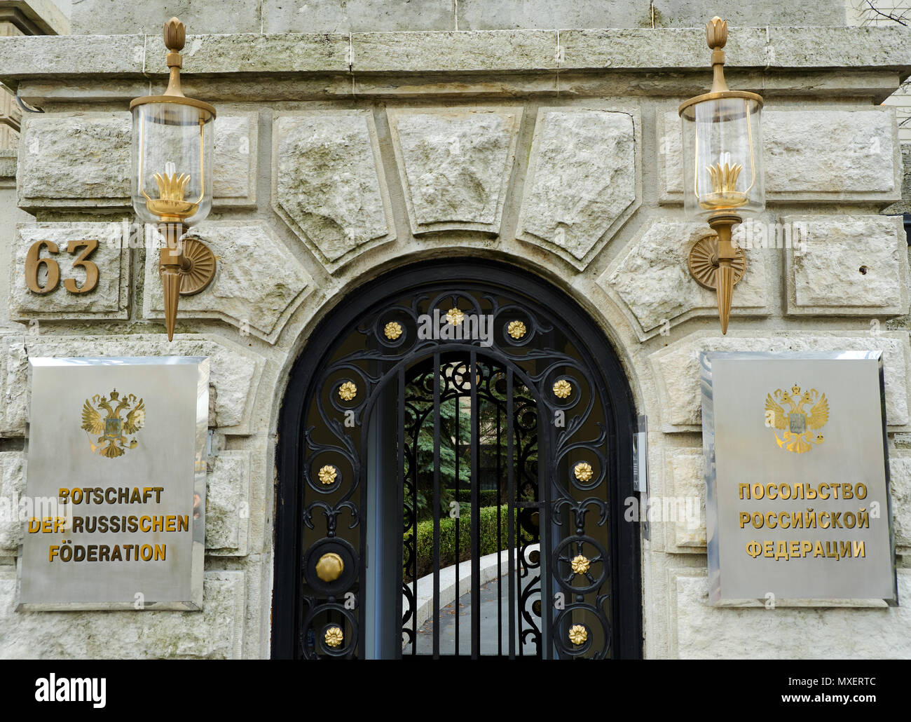 Berlino, Germania - 14 Aprile 2018: gate esterno della Federazione russa ambasciata con lampade; targhette e numero civico Foto Stock