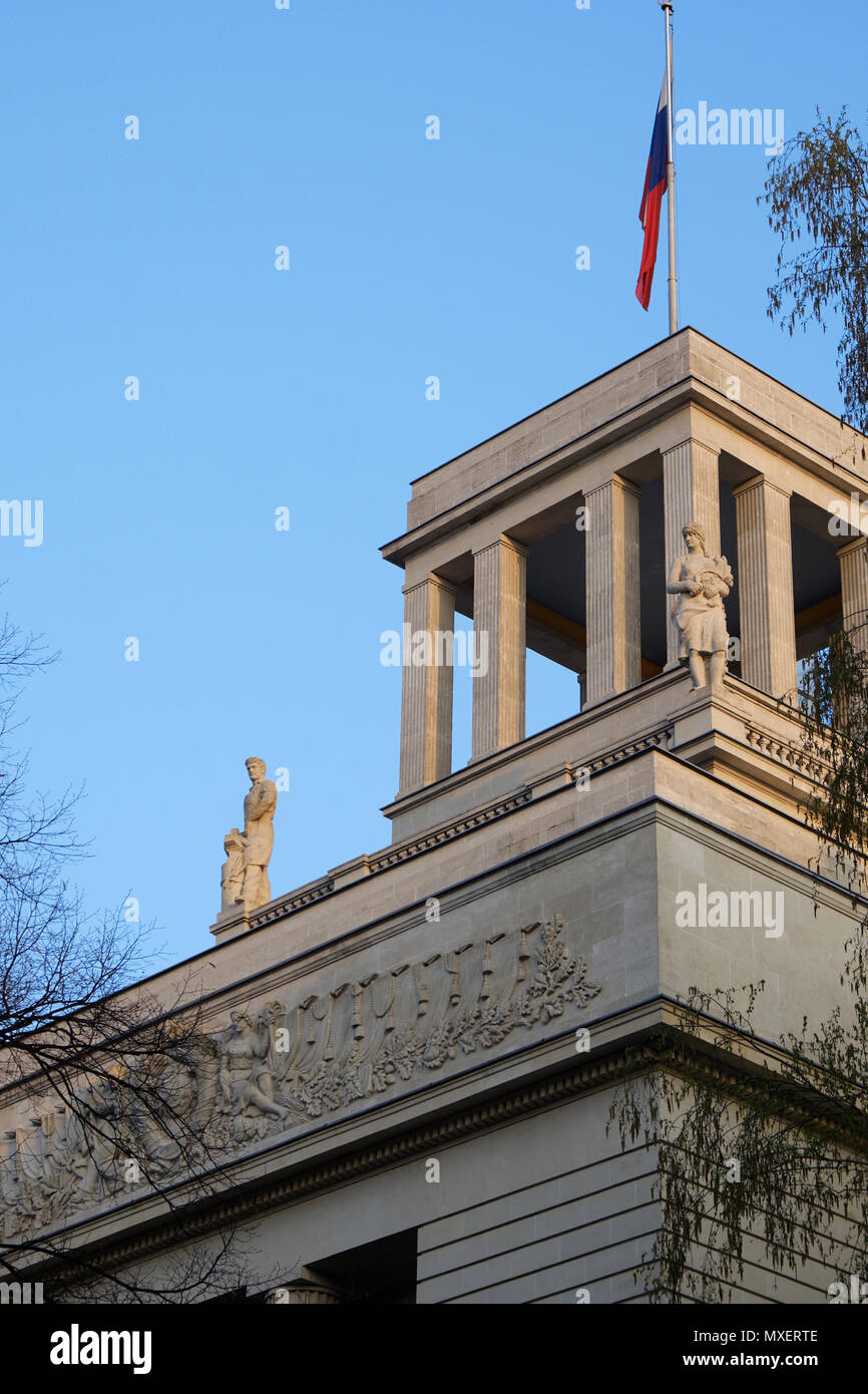 Berlino, Germania - 14 Aprile 2018: Superiore della Federazione russa ambasciata con bandiera, statue e URSS stemma Foto Stock