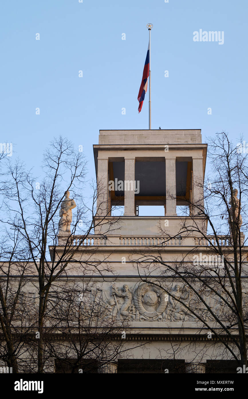 Berlino, Germania - 14 Aprile 2018: Superiore della Federazione russa ambasciata con bandiera, statue e URSS stemma, vista frontale Foto Stock