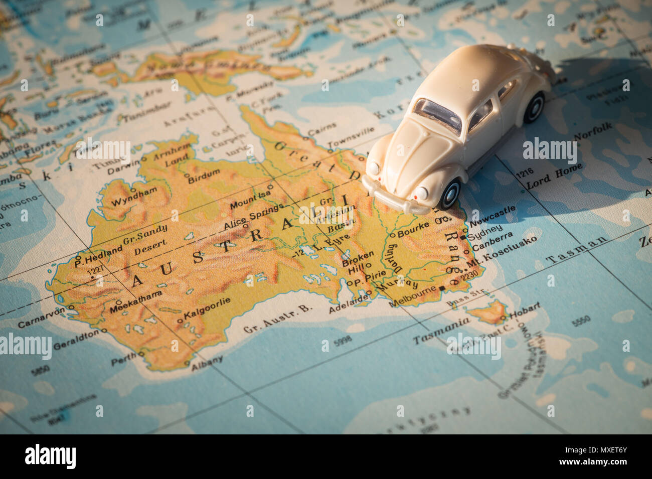 Auto in miniatura sulla mappa Australiano, concetto di vacanza Foto Stock