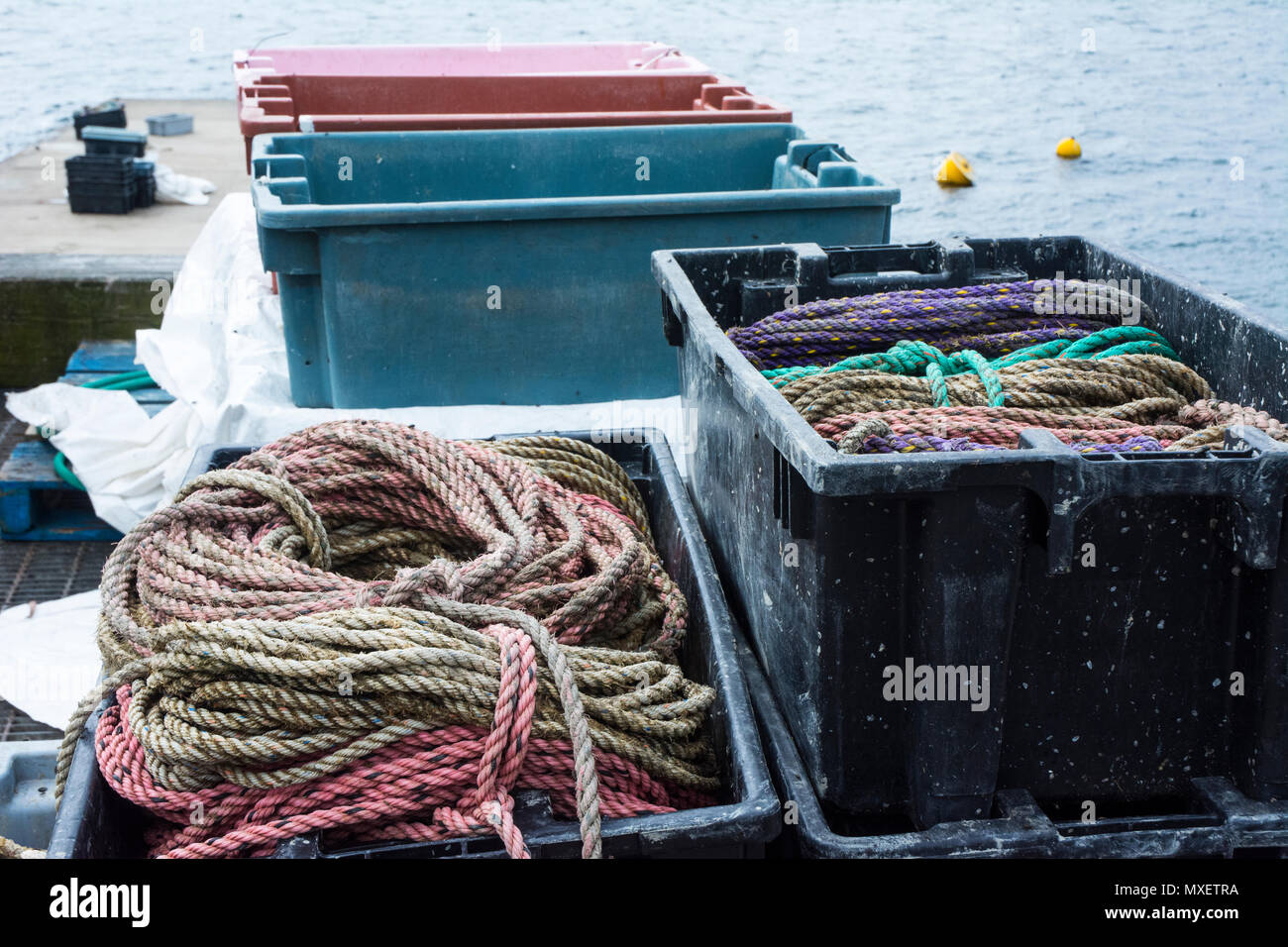 Elementi di necessità nautico su un dock di lavoro. Foto Stock