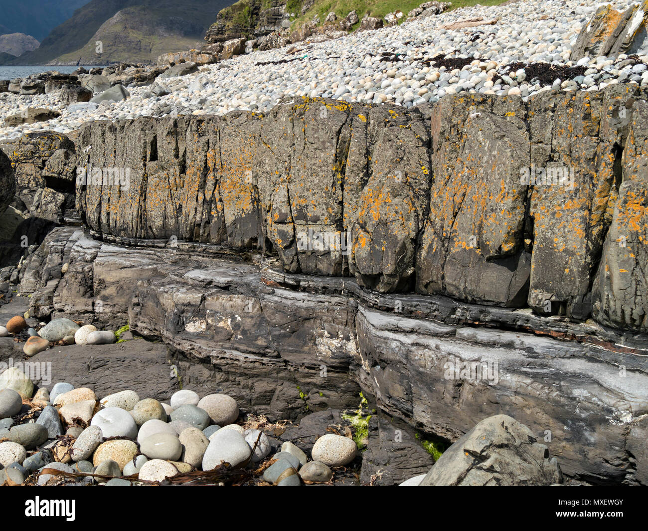 Orizzontale di basalto vulcanico davanzale di intrusione al di sopra di rocce sedimentarie strato, Scaladal Bay beach, Isola di Skye, Scotland, Regno Unito Foto Stock