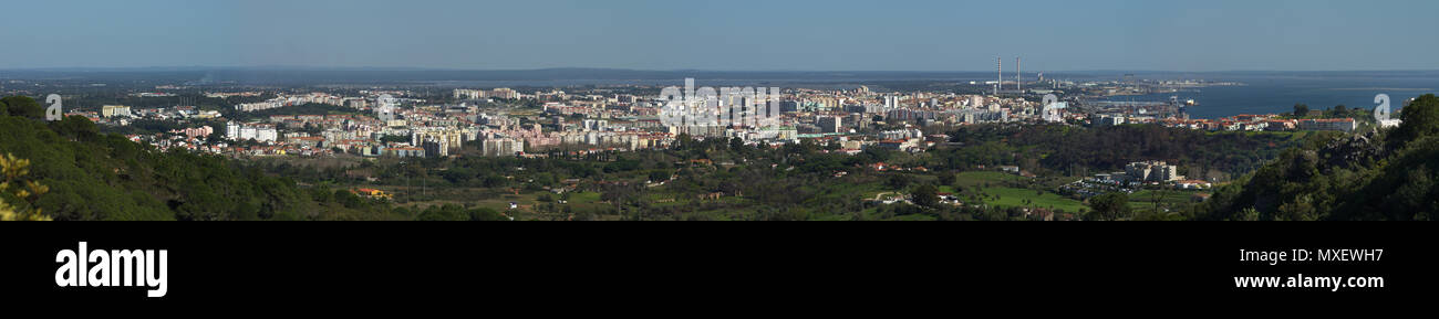 Panorama della città di Setubal, fiume estuario del Sado e il porto come si vede dalla base di San Luis mountain range. Il Portogallo. Foto Stock
