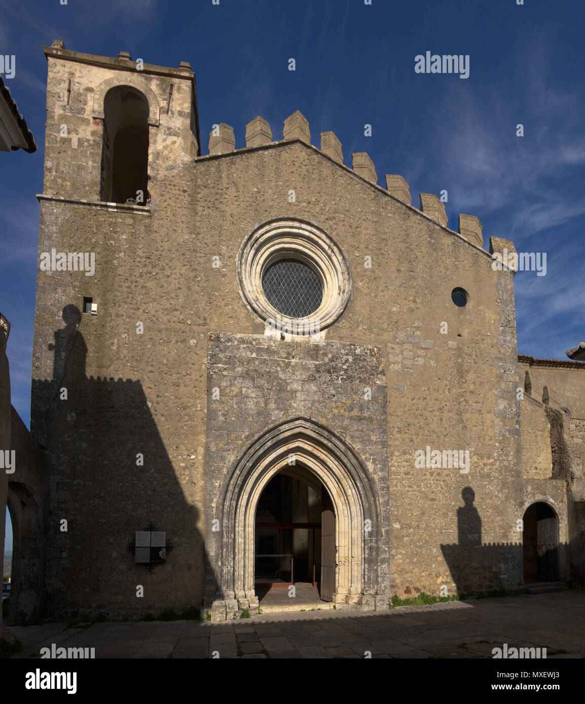San Tiago chiesa facciata, una vecchia chiesa all'interno di pareti aperte di Palmela Castello. Conservate e ancora utilizzati per fini religiosi. Il Portogallo. Foto Stock