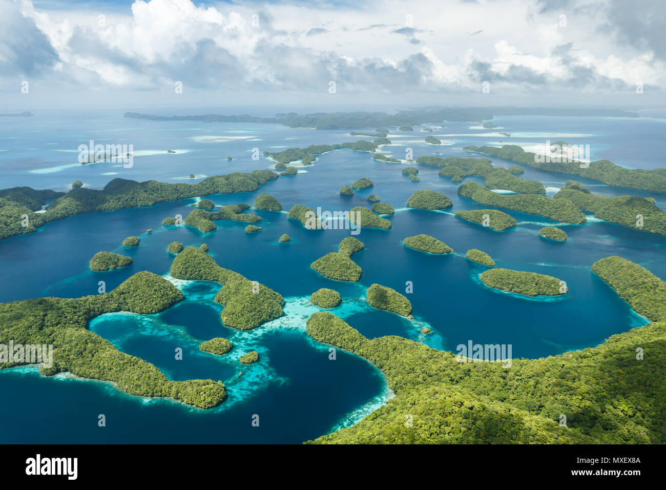 Vista aerea di curiosi modelli di barriere coralline, atolli e di minuscoli punti di isole come approcci di tempesta Foto Stock