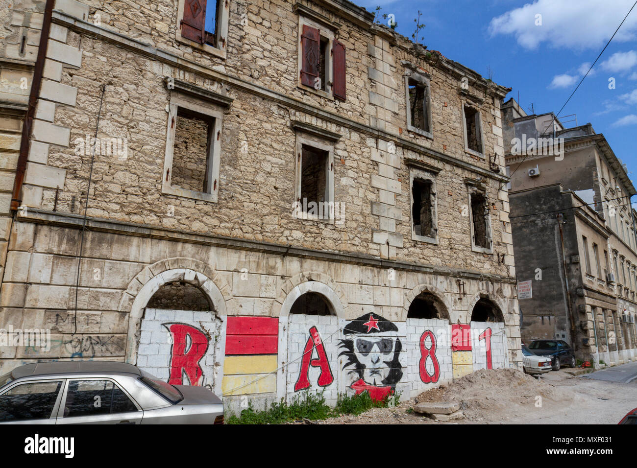 Una guerra in Bosnia (Patria Guerra) edificio danneggiato a Mostar, la Federazione di Bosnia ed Erzegovina. Foto Stock