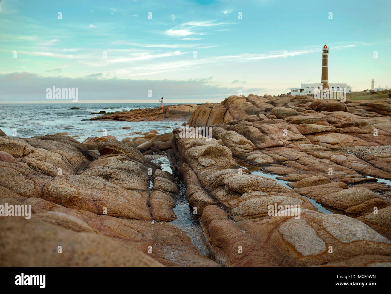 La suggestiva costa di Cabo Polonio con le sue rocce lisce e il faro sullo sfondo. Patrimonio mondiale dell'UNESCO. Uruguay, Sud America Foto Stock